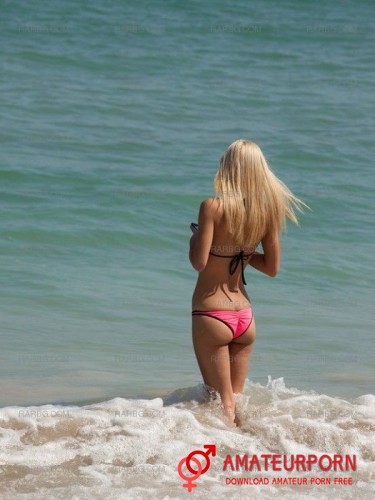 Uma Jolie Pickup Blonde Girl On The Beach